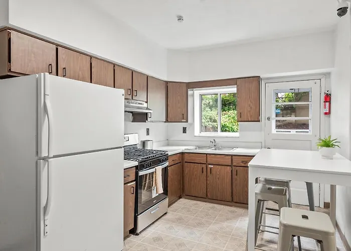 Oakland/University @F Spacious And Quiet Private Bedroom With Shared Bathroom